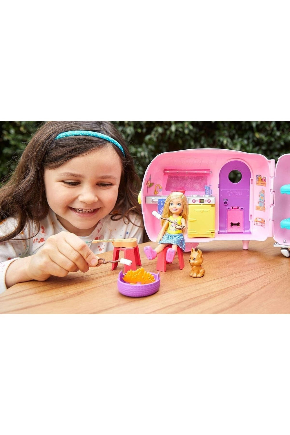 Barbie Club Chelsea Karavanı Oyun Seti, Chelsea'nin Yavru Köpeği Ve Aksesuarlar Fxg90