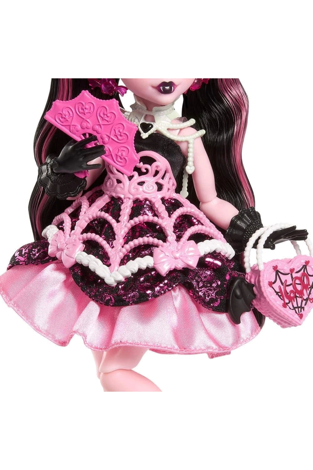 ® DOĞUM GÜNÜ™ DRACULAURA™ Bebek Parti elbiseli ve bir elinde balonla JBG74