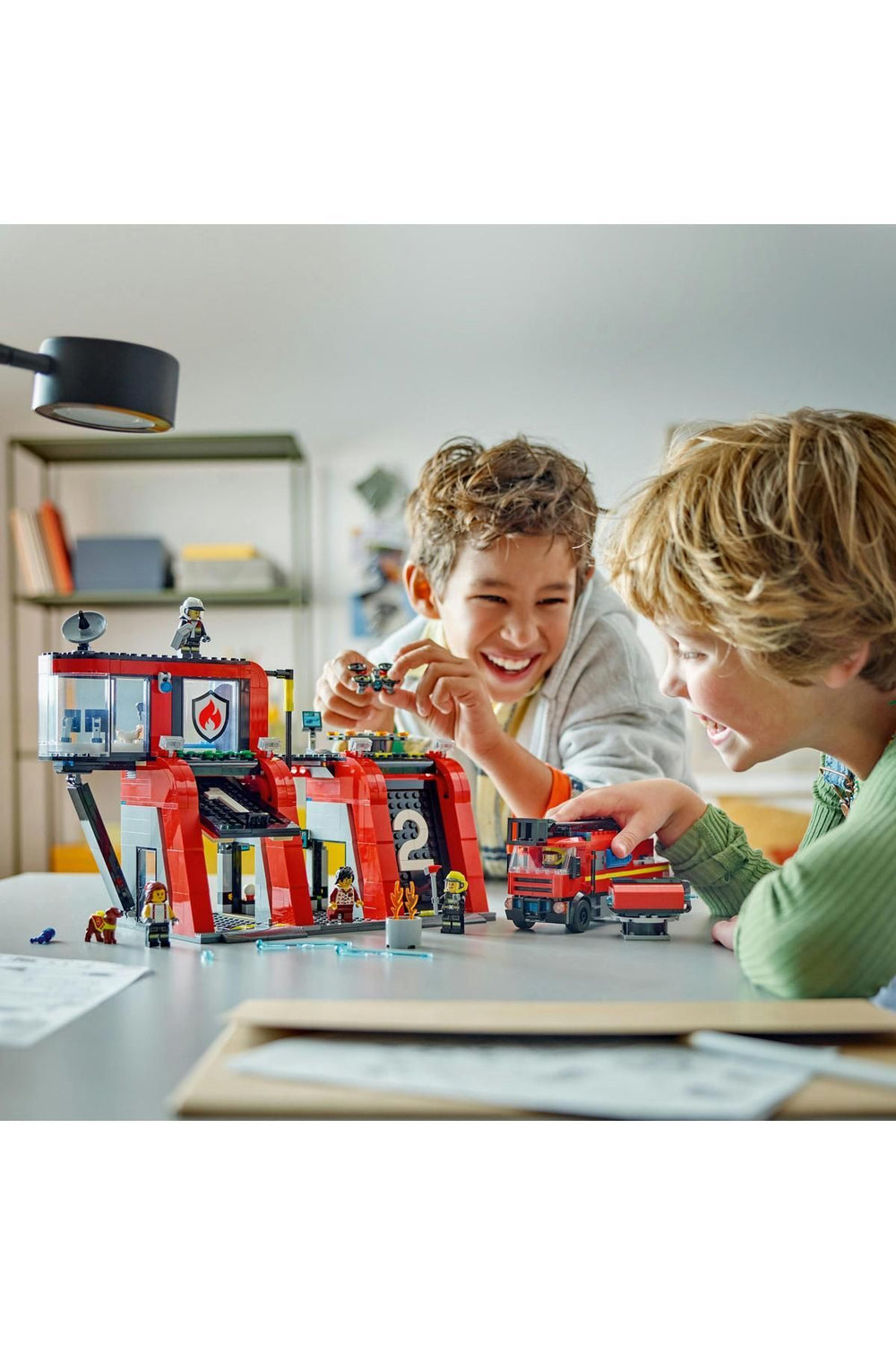 LEGO ® City İtfaiye Kamyonlu İtfaiye Merkezi 60414 -  Yaratıcı Oyuncak Yapım Seti (843 Parça)