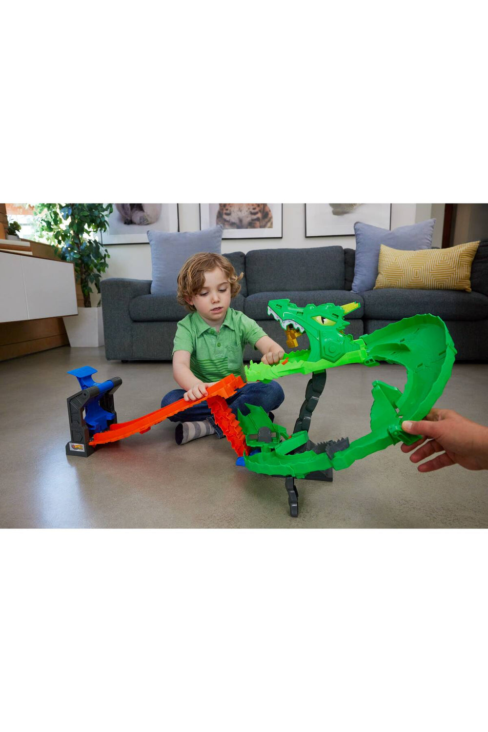 Monster Trucks Köpek Balığı ve Dinozor Korkunç Ejderhaya Karşı oyun seti JFR06