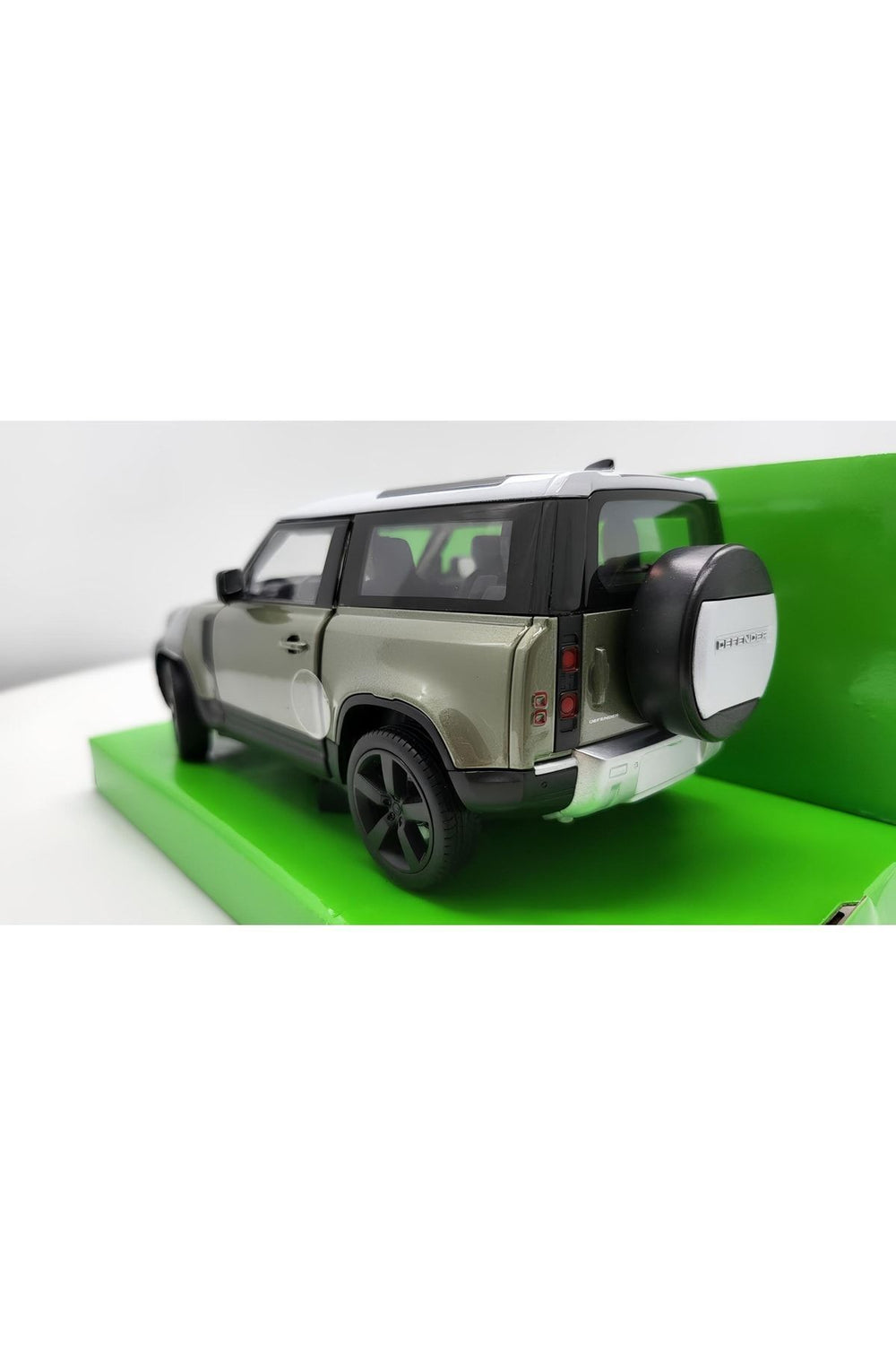 Oyuncak Welly 1:24 20 Land Rover Defender 24110
