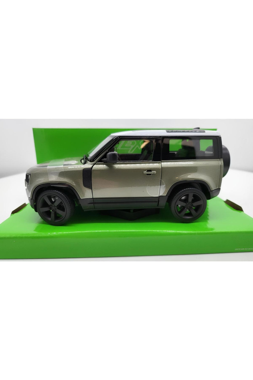 Oyuncak Welly 1:24 20 Land Rover Defender 24110